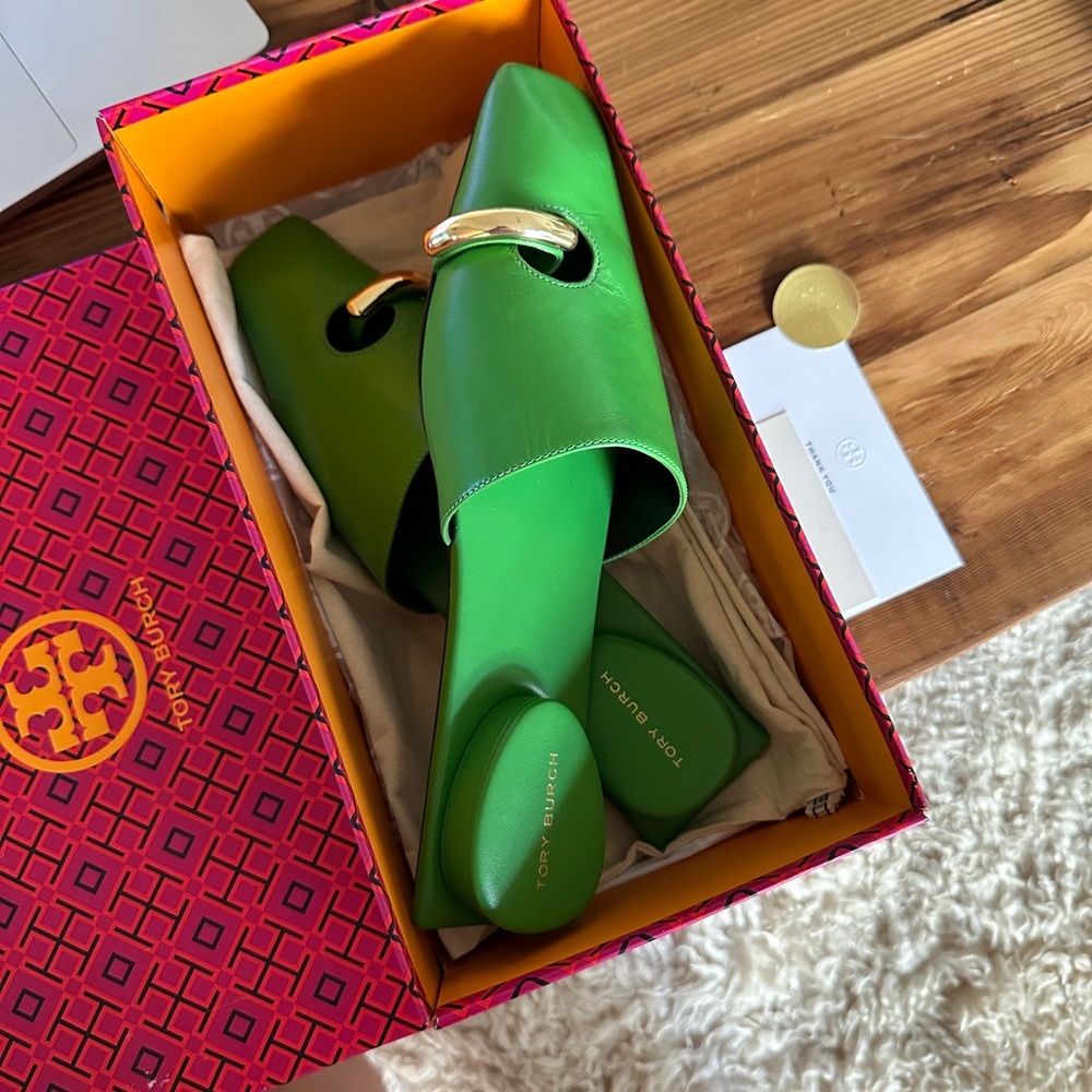 New in box Tori Burch pierced leather mules in Peridot green, sz 9